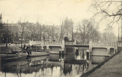 2165 Gezicht op de Willemsbrug over de Stadsbuitengracht te Utrecht met links enkele huizen aan het Willemsplantsoen.